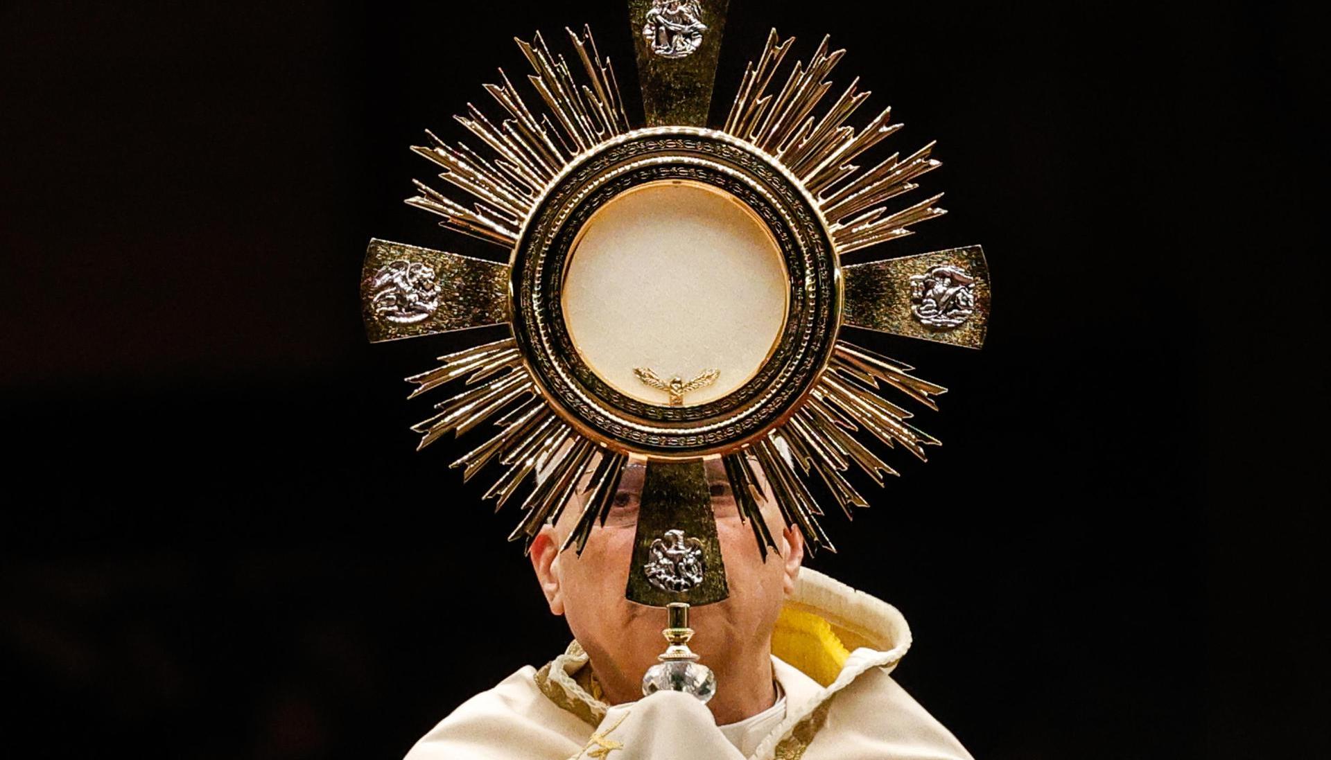 El Papa León XIV presidió la vigilia de oración y el rosario por la paz.