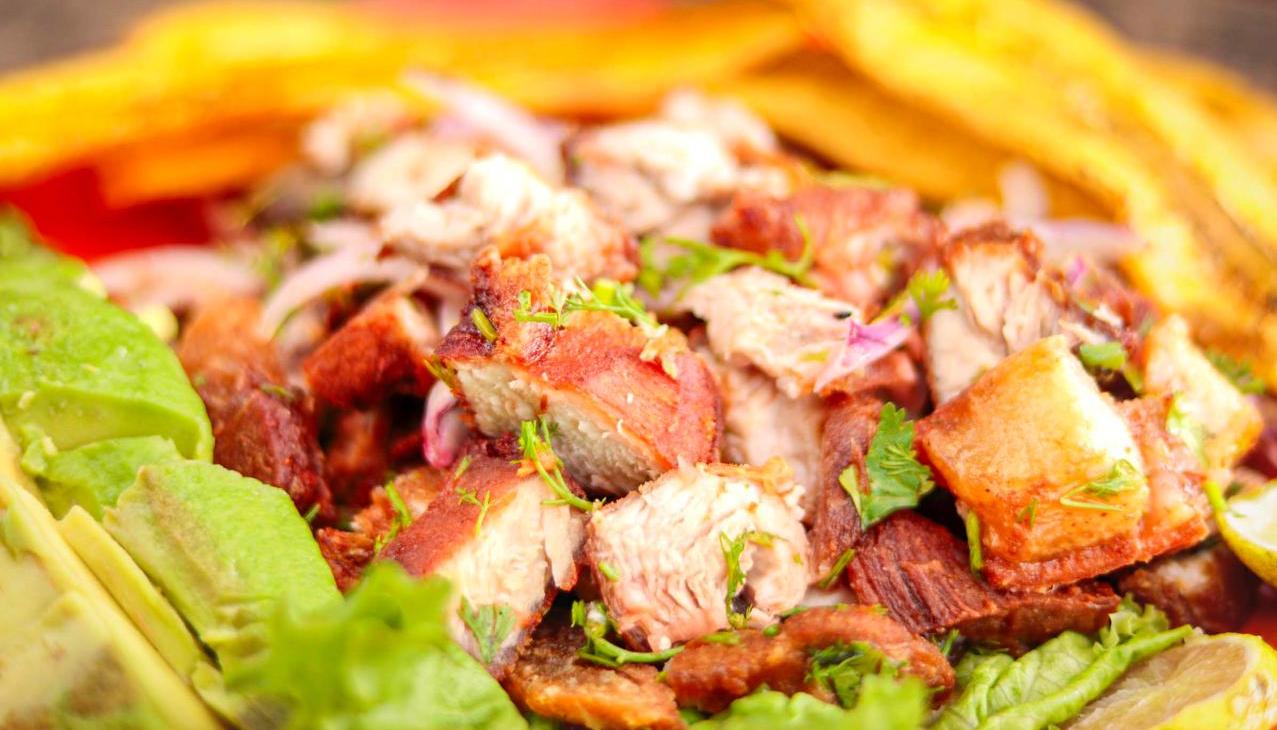 Distintas preparaciones a base de chicharrón. 