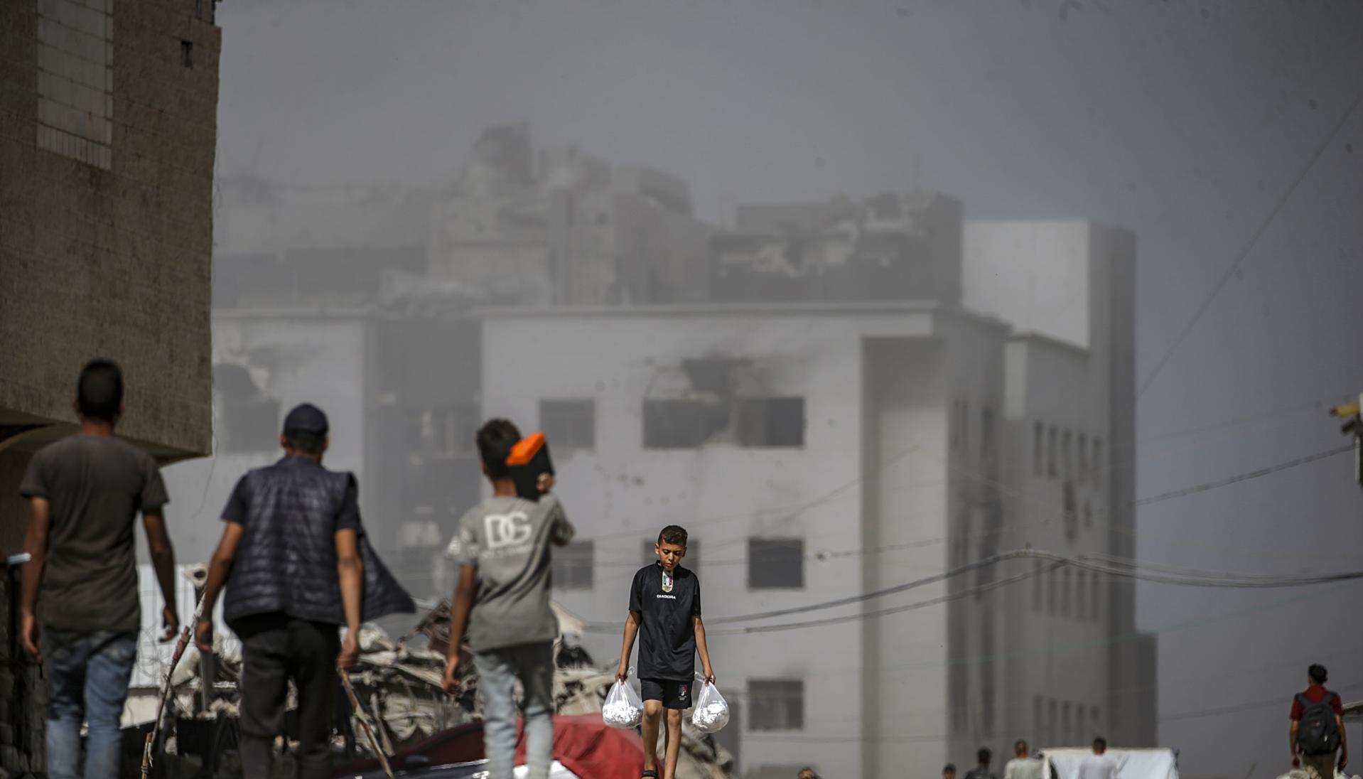 Humo tras ataque aéreo de Israel en Gaza.