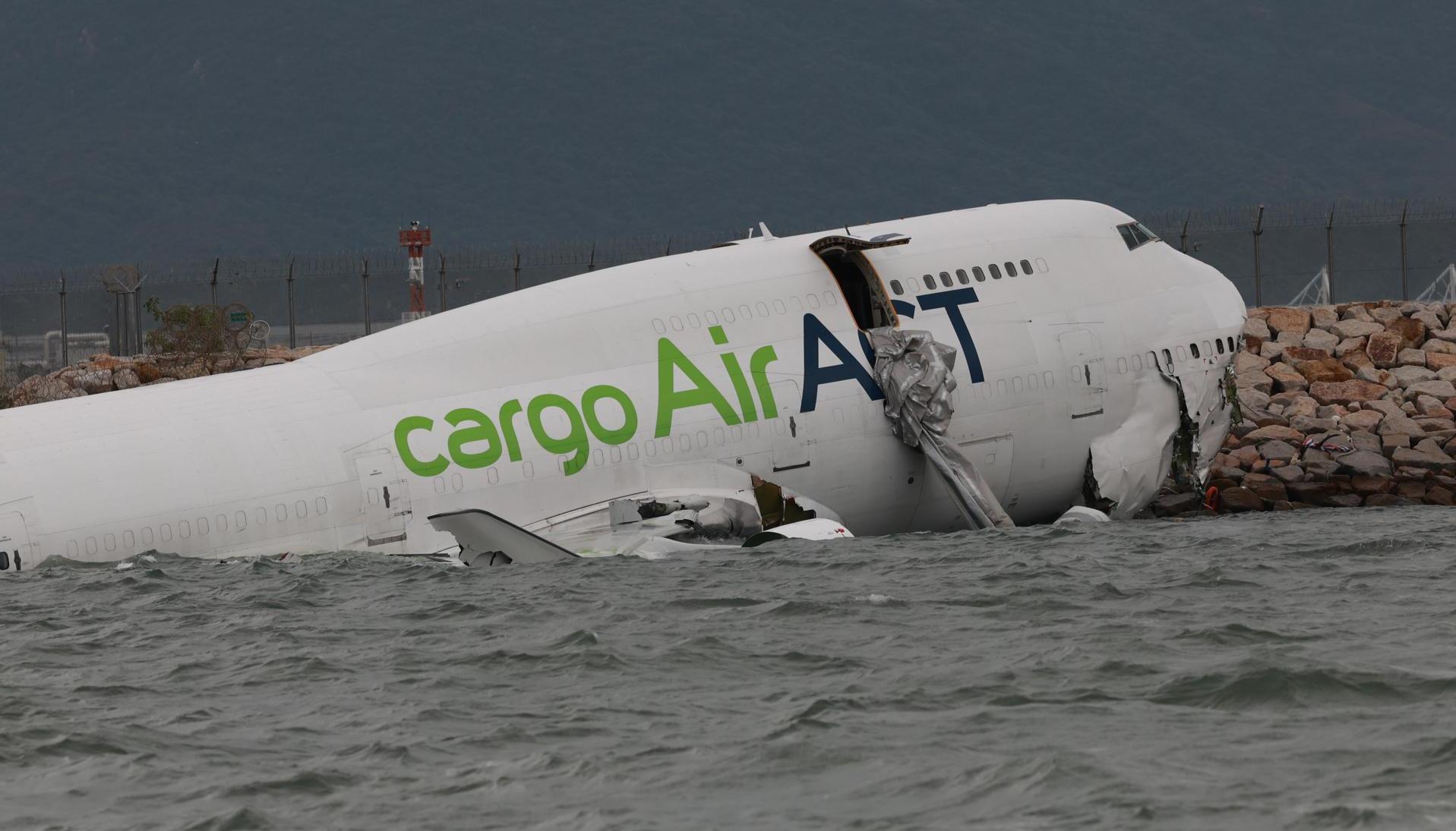 Avión de carga en aeropuerto de Hong Kong.