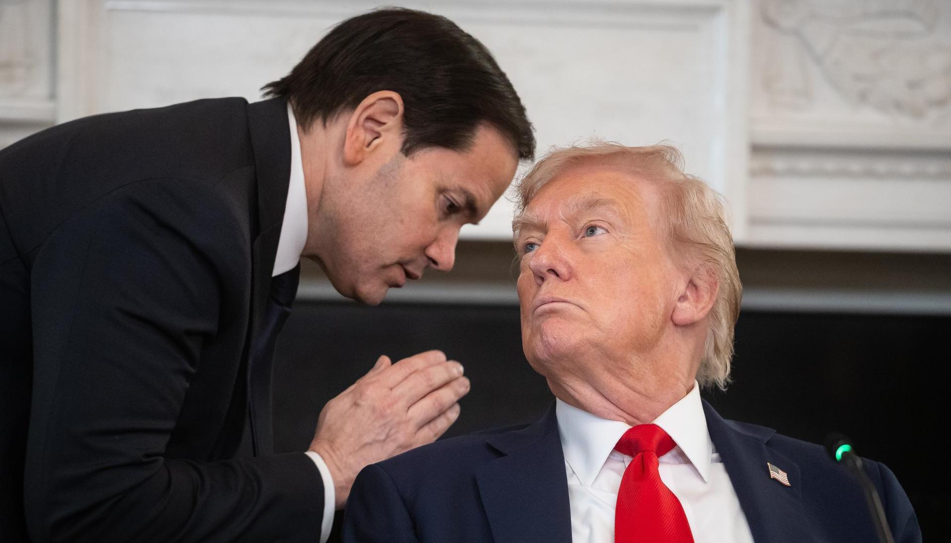 Donald Trump junto al Secretario de Estado, Marco Rubio.