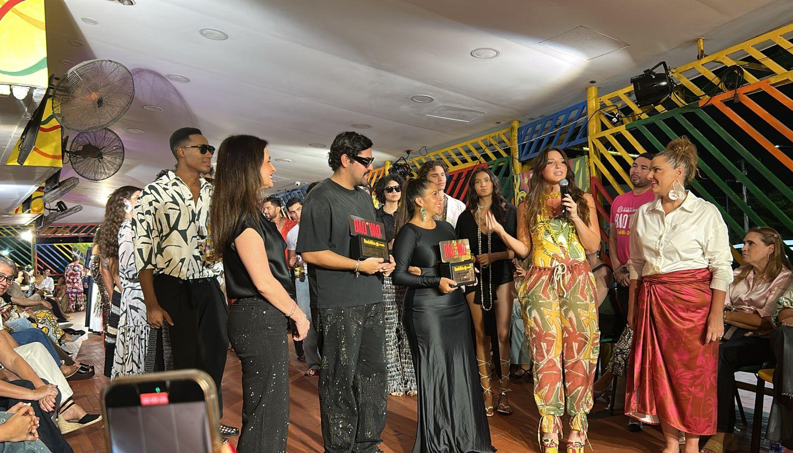 La primera dama Katia Nule entregando premios a diseñadores, junto a la Reina del Carnaval Michelle Char y Madelaine Certain, gerente de Proyectos Especiales.