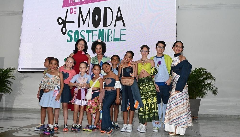 Los niños del programa Unisimón Kids con la diseñadora Judy Hazbún y la coordinadora del CEC, Diana Rojas Pabón, al  finalizar la pasarela.