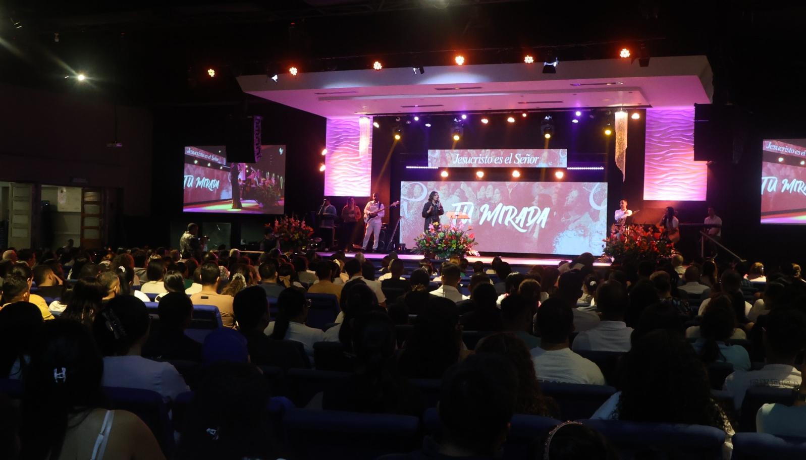 La artista en el lanzamiento en la Iglesia Boston Central.