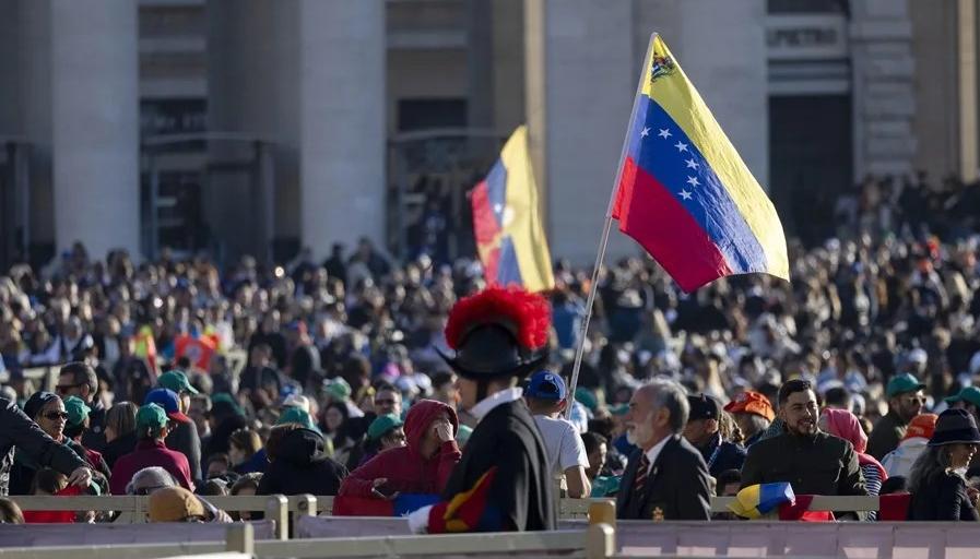 Fieles con banderas de Venezuela en la ceremonia de canonización.