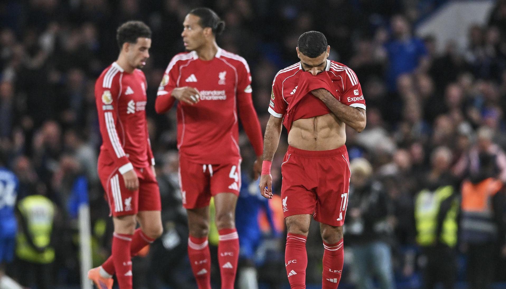 Lamento de los jugadores del Liverpool en Stamford Bridge.