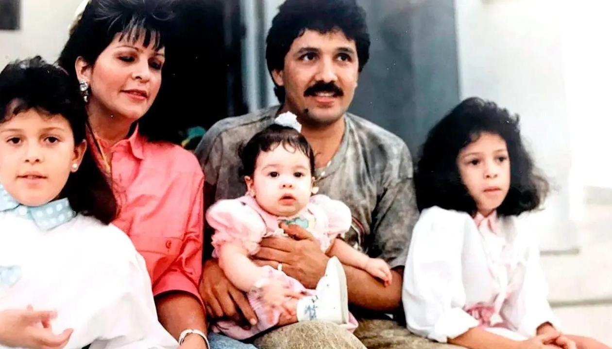 Rafael Orozco junto a su esposa, Clara Cabello, y sus hijas, Wendy, Loraine y Kelly Johanna.