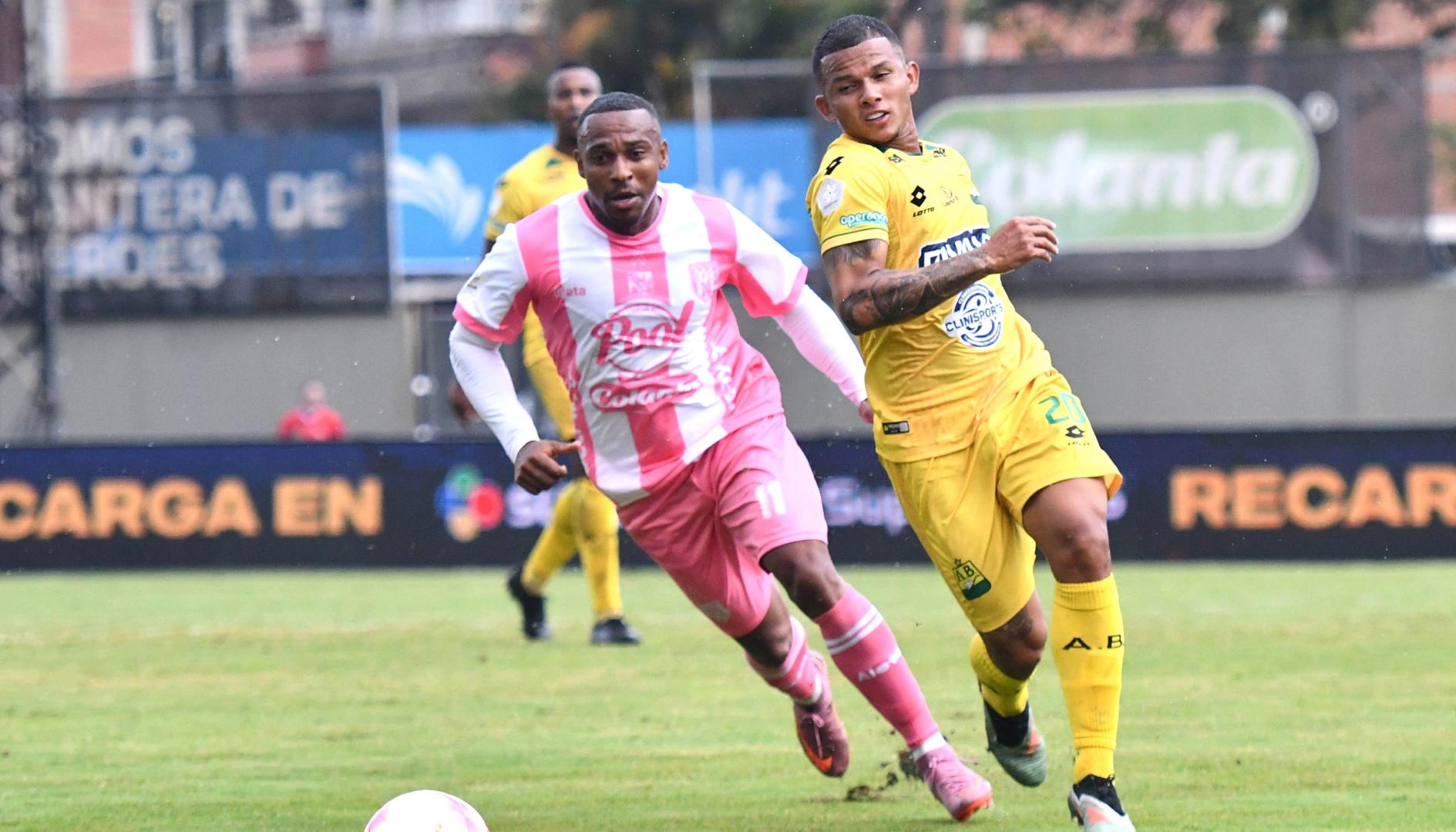 Acción de juego del partido entre Envigado y Bucaramanga.