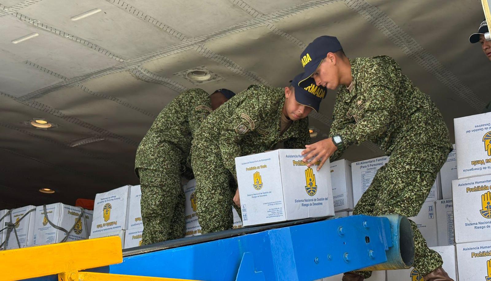 Momento del embarque de las ayudas humanitarias. 
