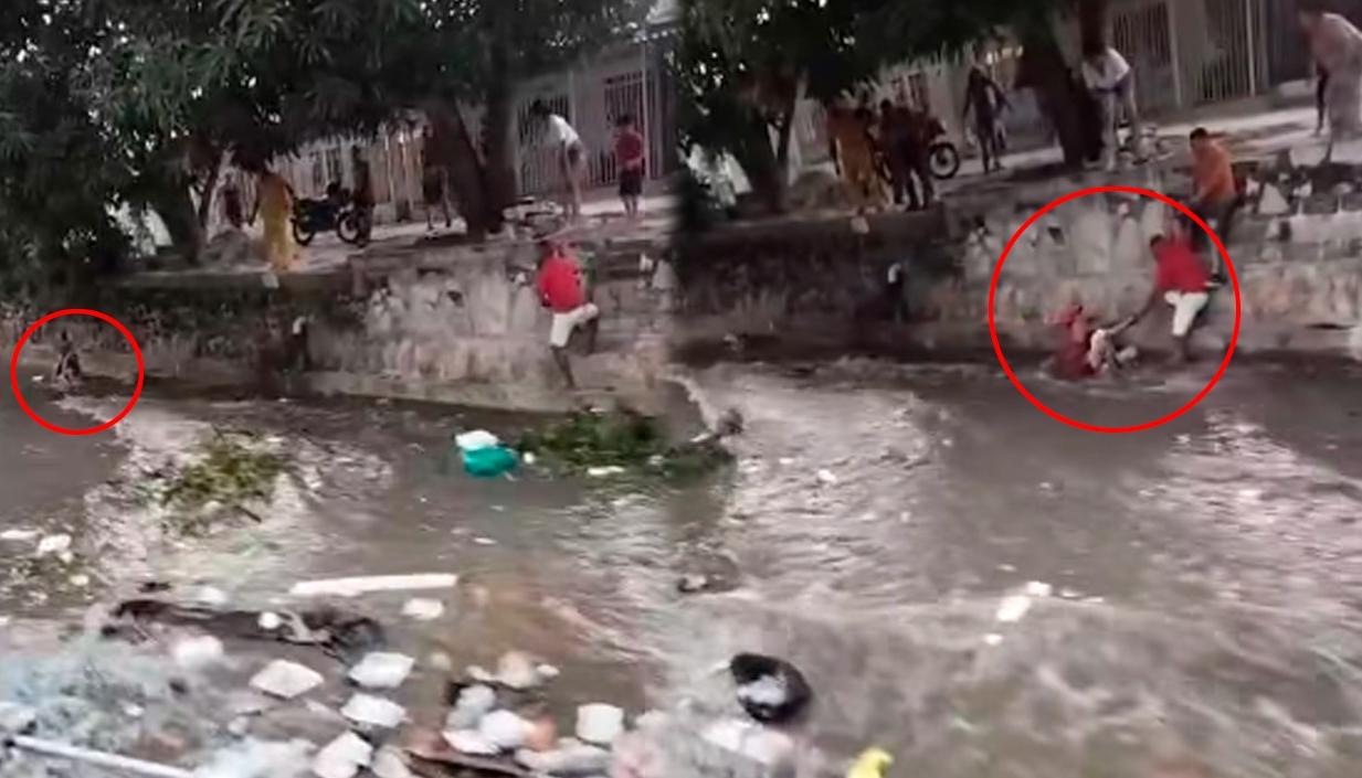 Momento del rescate del niño en el arroyo Don Juan. 
