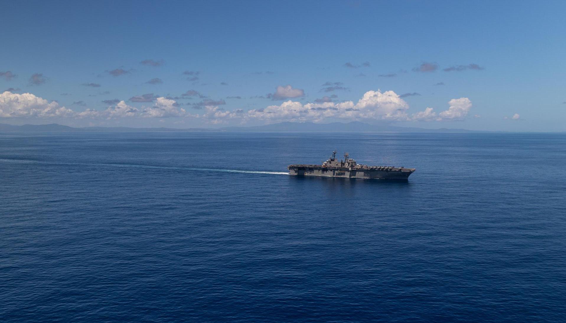Buque USS Iwo Jima (LHD 7) navegando en el Mar Caribe.