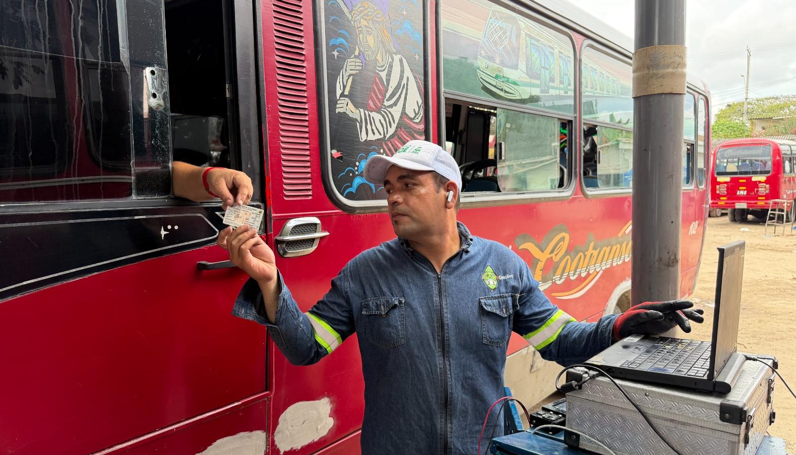 Prueba de emisión de gases a buses.