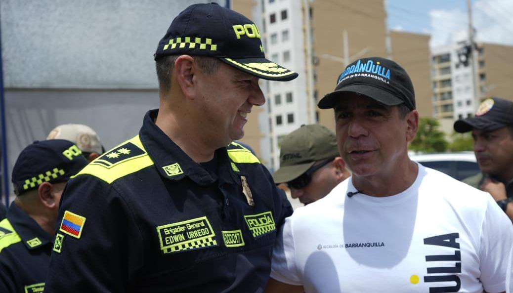 Alcalde Char y General Urrego durante la entrega del Cai en Puerta Dorada