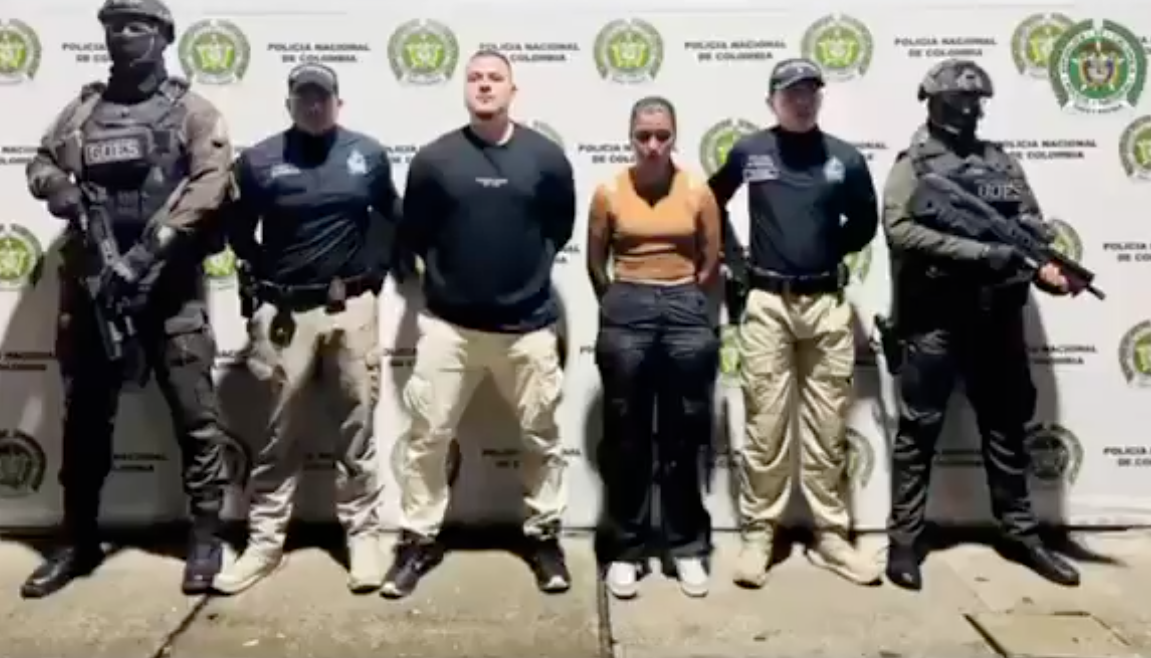 Los dos capturados por la Policía. 