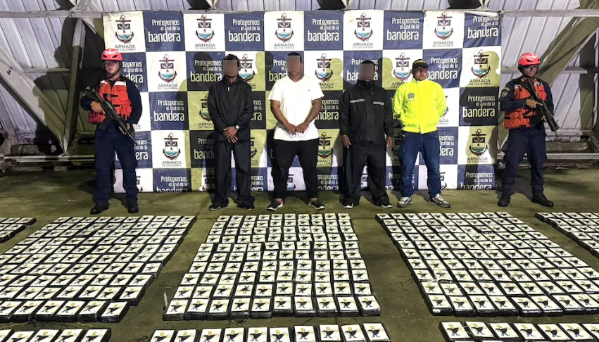 La Armada incautó la droga y capturó a tres hombres. 