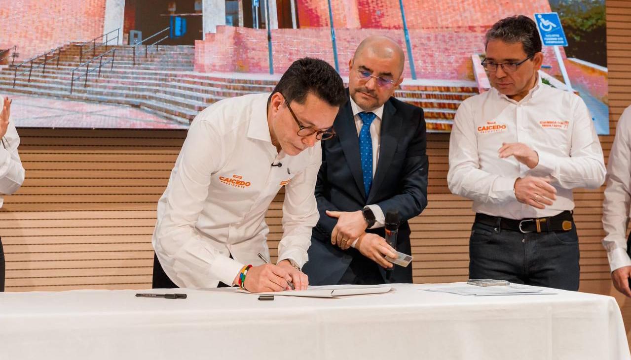 Carlos Caicedo en la inscripicón de su comité de firmas.