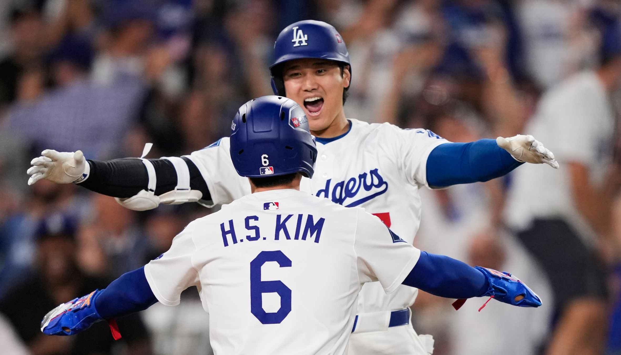 Los Dodgers celebrando su triunfo ante los Filis.