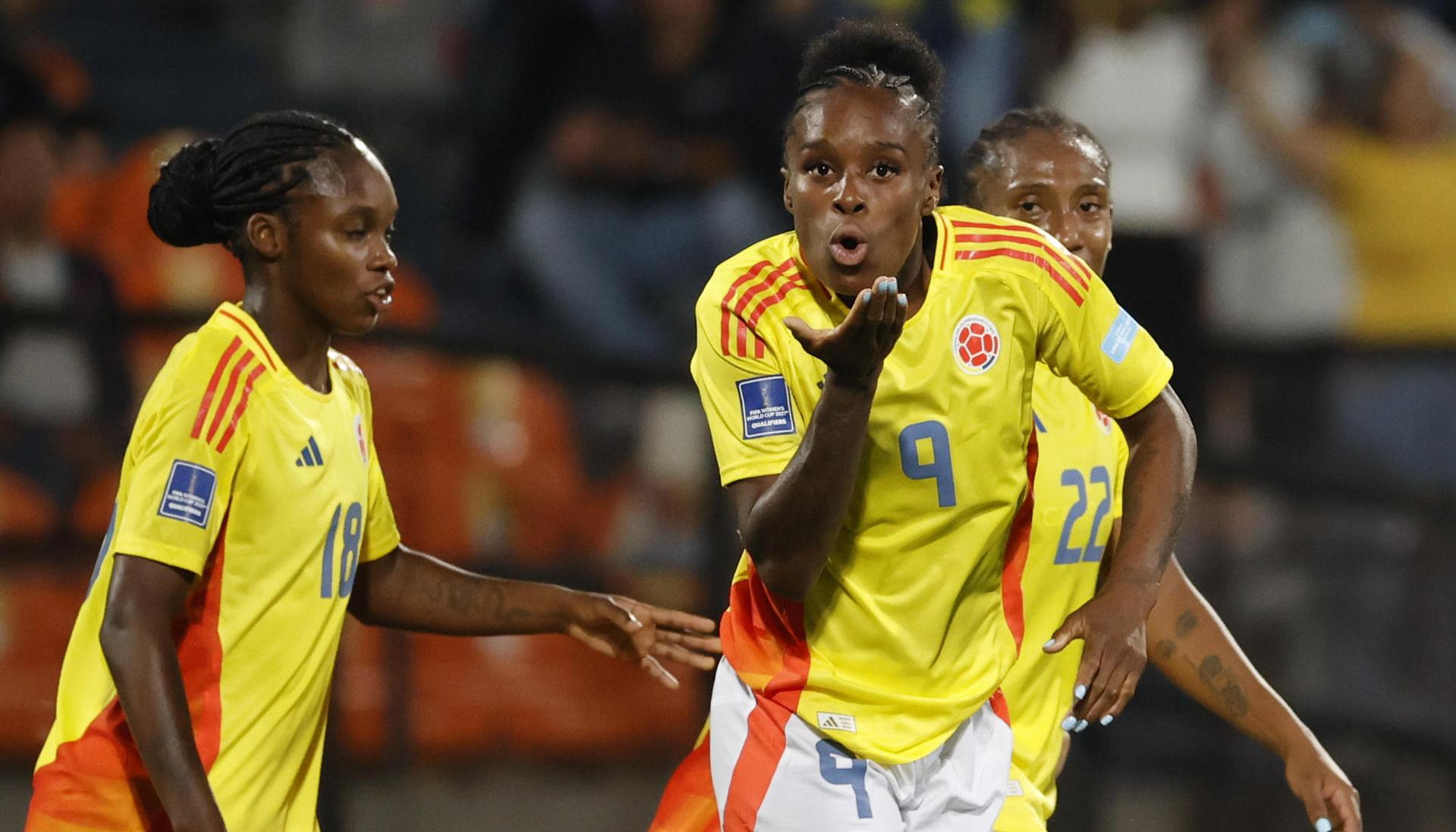 Celebración de las jugadoras de la selección Colombia tras uno de los goles. 
