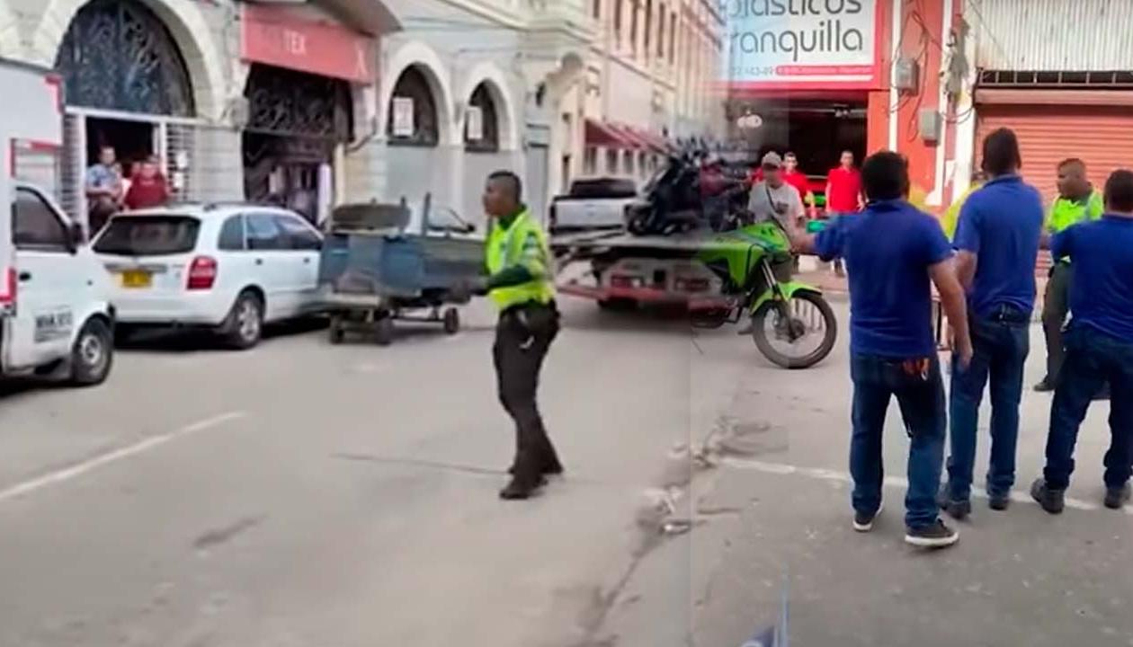 Momento de agresión al patrullero de la policía.