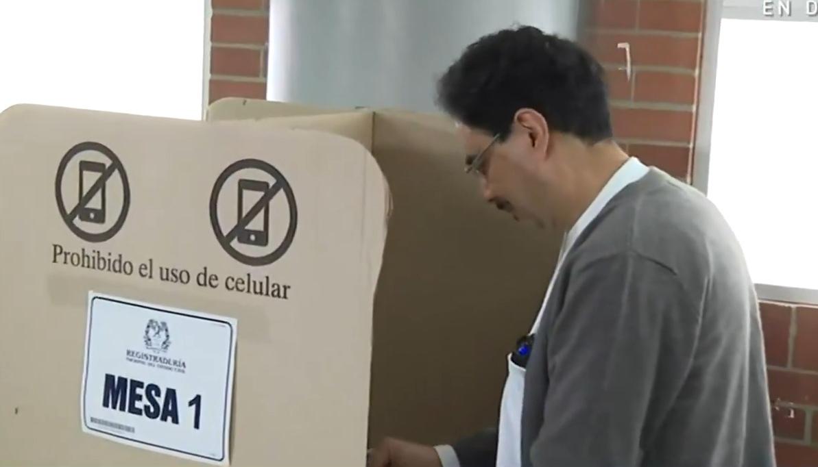 Iván Cepeda al momento de votar.