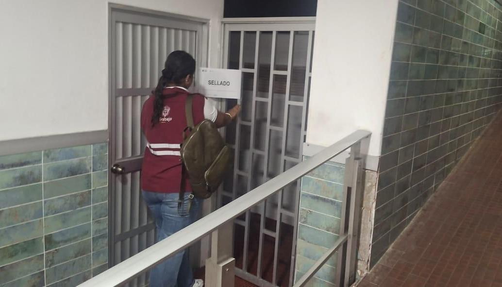 Cierre del área de piscina de la sede de Confamiliar de la calle 48 con carrera 43. 