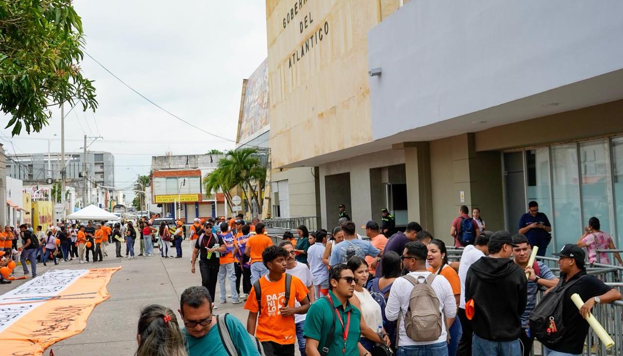 Simpatizantes de uno de los candidatos a las afueras de la Gobernación del Atlántico, en donde se lleva a cabo la sesión del Consejo Superior de Uniatlántico.