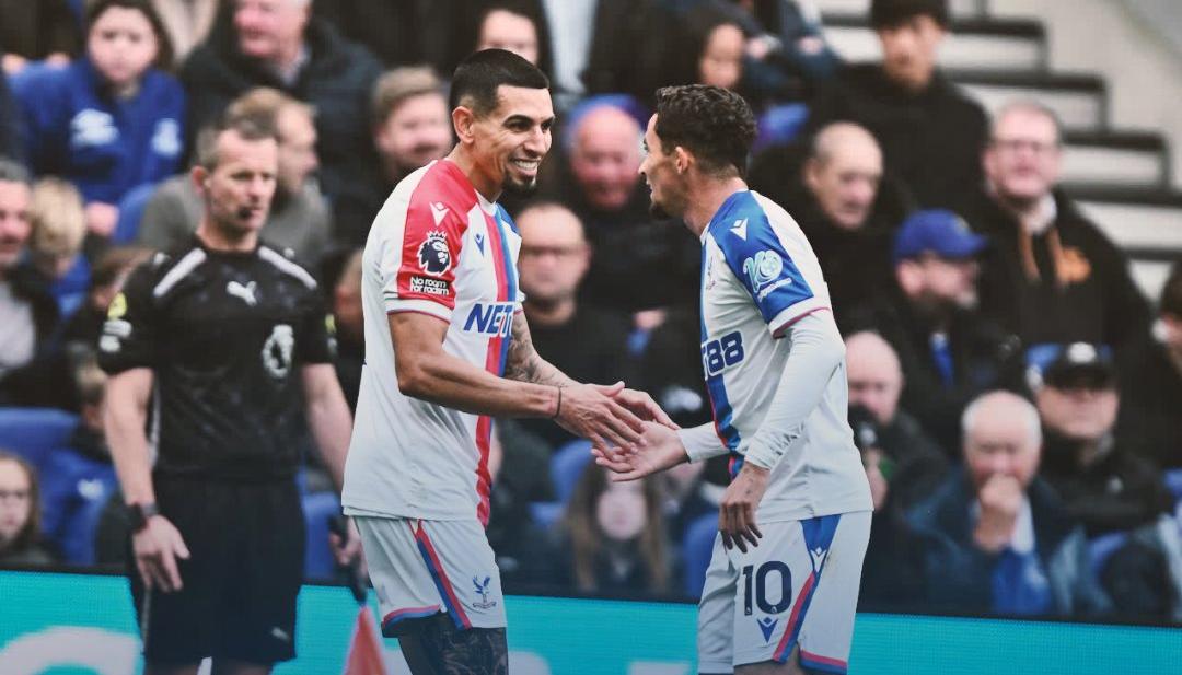 Daniel Muñoz celebrando su anotación.
