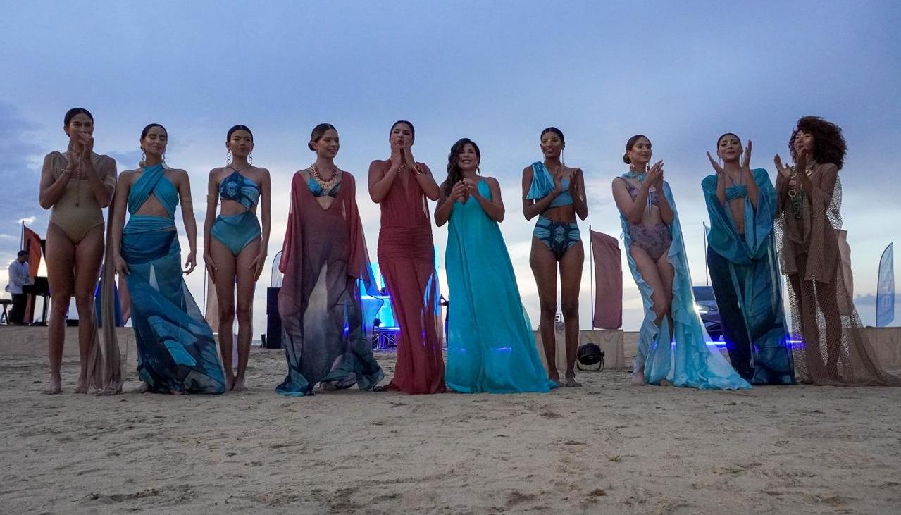 La diseñadora Carmen Belissa junto a las modelos de 'Alas del mar'.