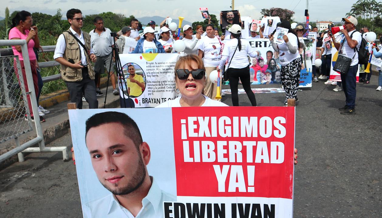 Familiares de los presos protestaron este sábado en el puente Simón Bolívar,