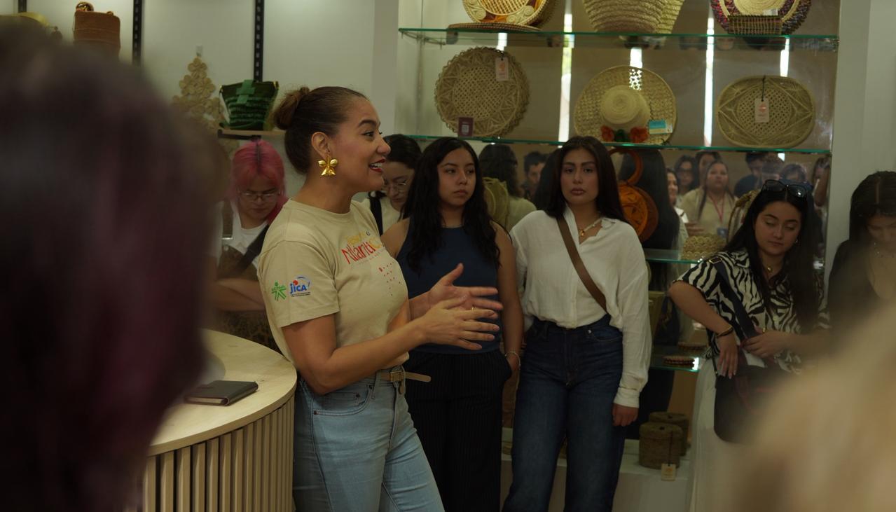 Directora en recorrido Baranoa