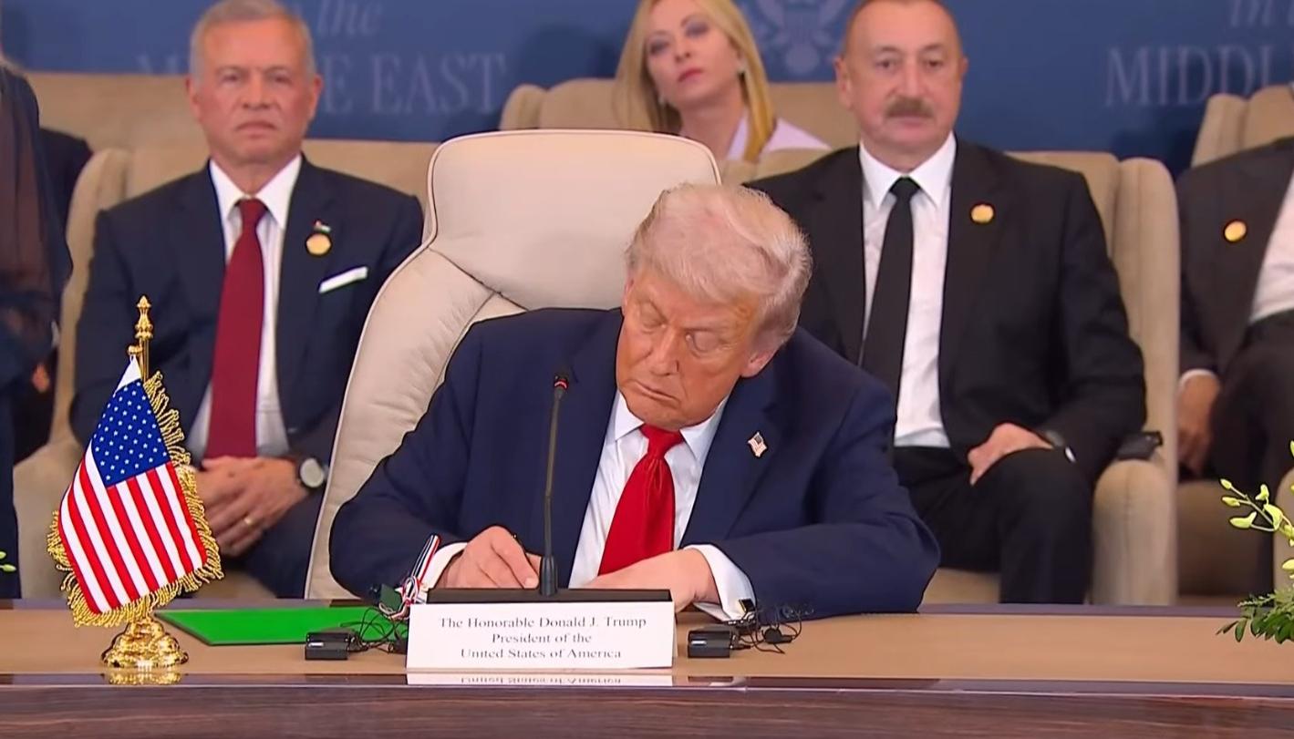 Donald Trump firmando el fin de la guerra en Gaza.