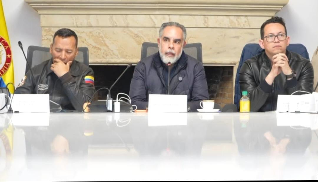 El Ministro del Interior Armando Benedetti, con el MinDefensa y el Viceministro del Interior