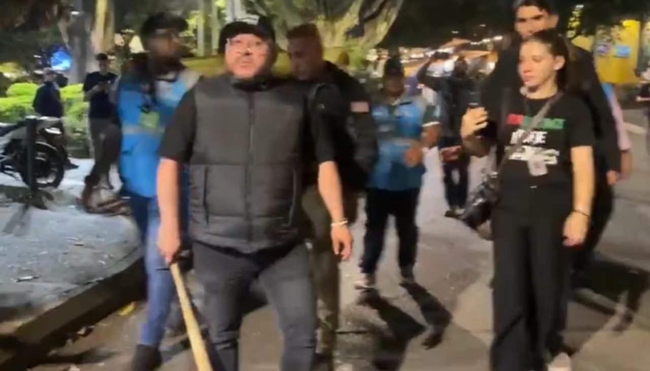 El concejal de Medellín, Andrés 'Gury' Rodríguez, con un bate en mano.