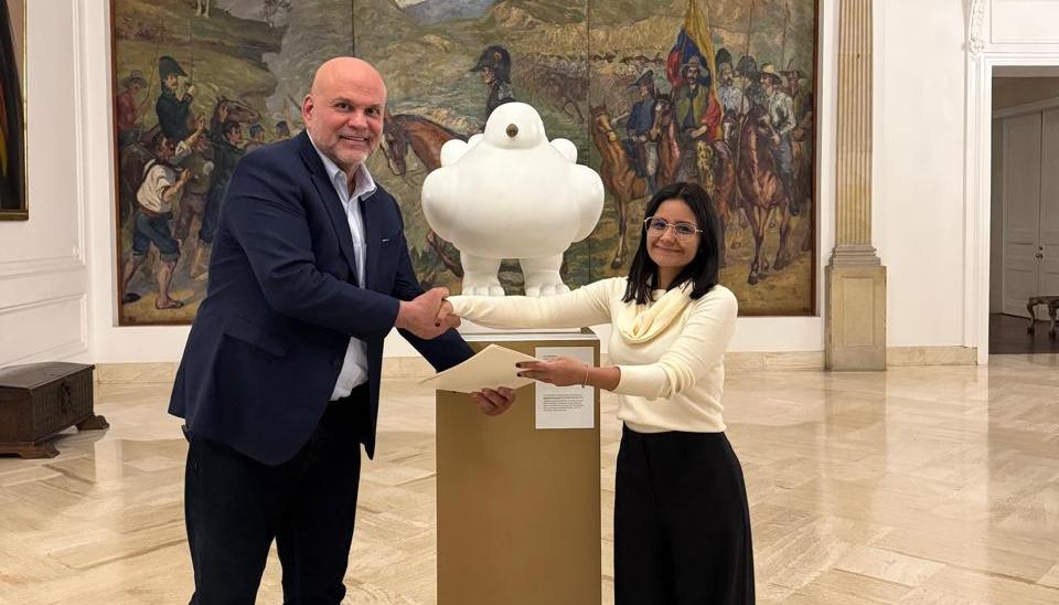 El exjefe paramilitar Salvatore Mancuso y la directora del Dapre, Angie Rodríguez.