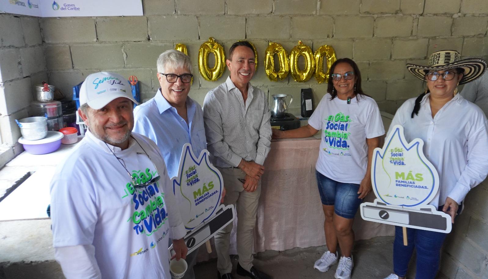 El gerente de Gases del Caribe, Ramón Dávila; el presidente de Ecopetrol, Ricardo Roa, y la beneficiaria Alicia Pantoja.