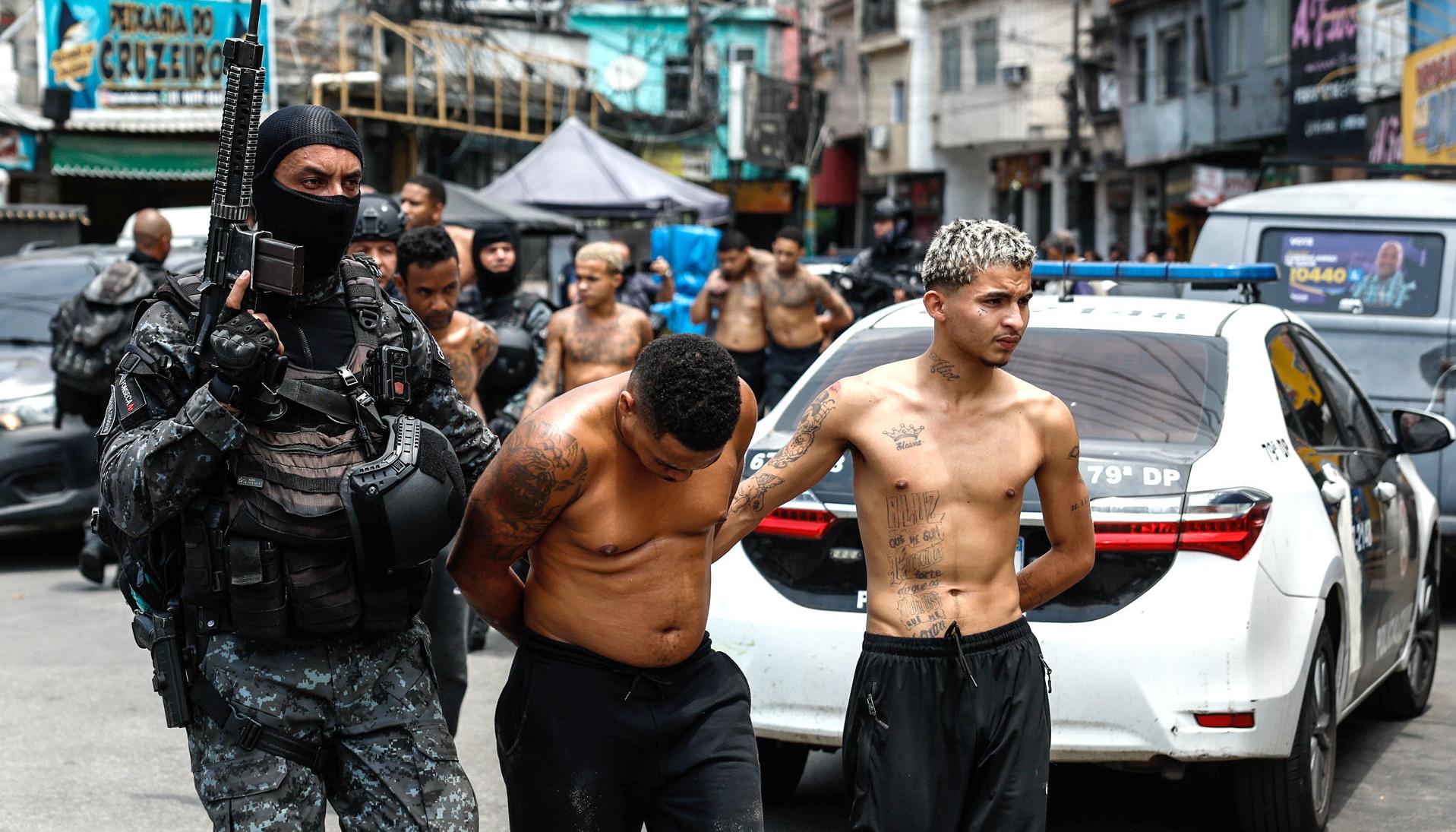 Algunos de los capturados en el operativo policial. 