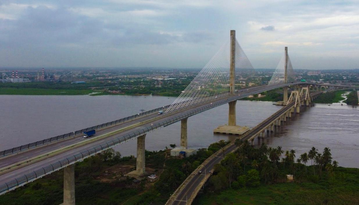 El puente Pumarejo inaugurado en 1974 y el moderno, el del año 2019.