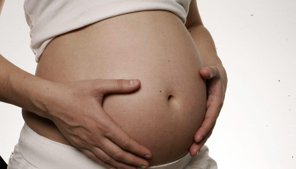 Una mujer embarazada. 