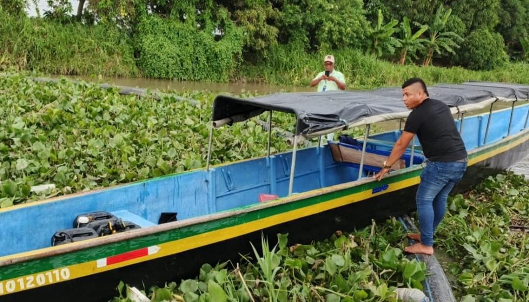 Embarcación varada esta tarde en el acceso a Nueva Venecia