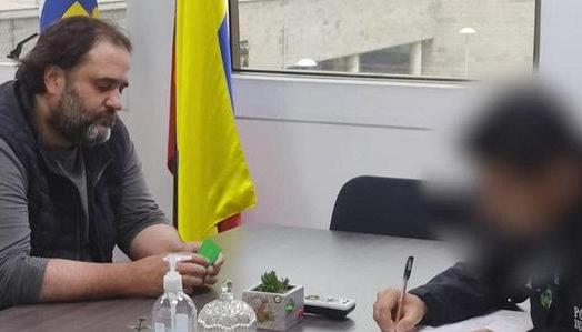 El empresario Felipe Rocha Medina al entregarse a la Fiscalía, en Bogotá.