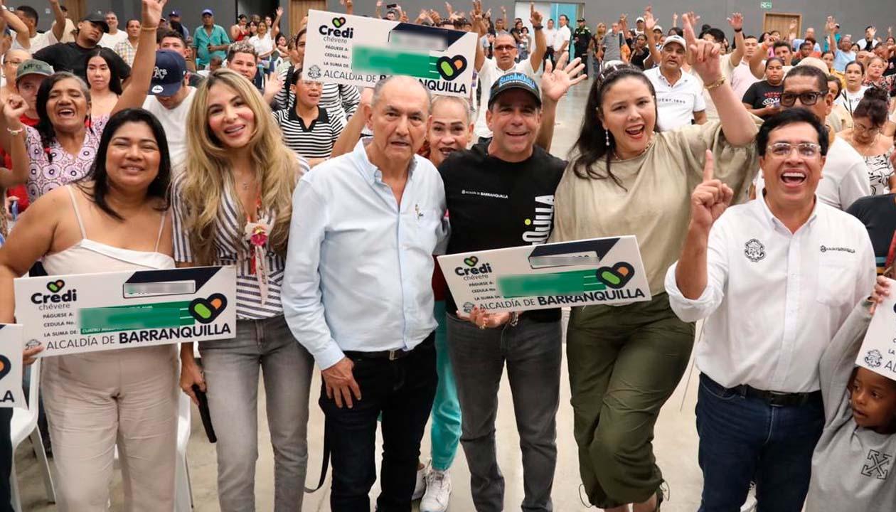 El Alcalde Char, la Gerente de Ciudad Ana María Aljure y funcionarios de la Alcaldía durante la entrega de nuevos créditos a 267 microempresarios.