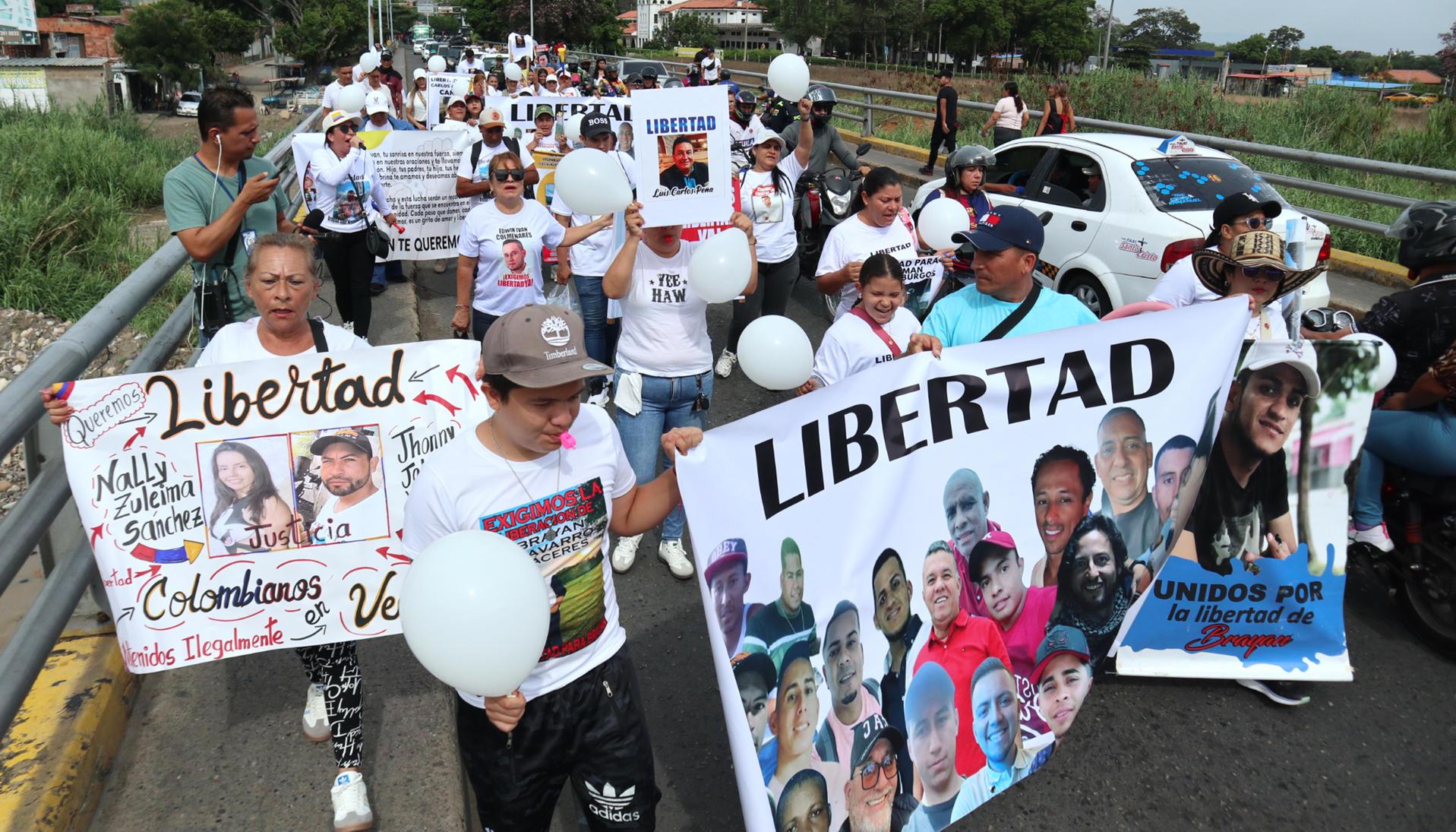 Familiares de colombianos presos en Venezuela protestando en el puente Simón Bolívar