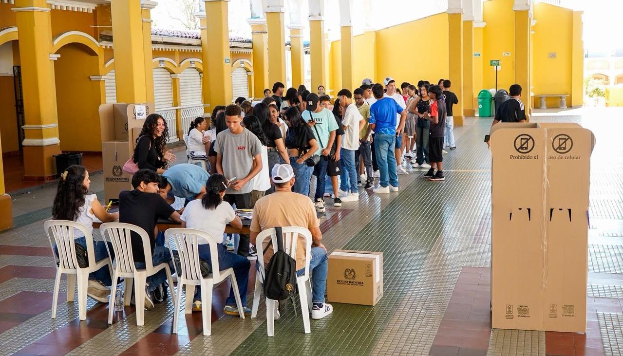 Fila para ejercer el derecho al voto en La Salle.