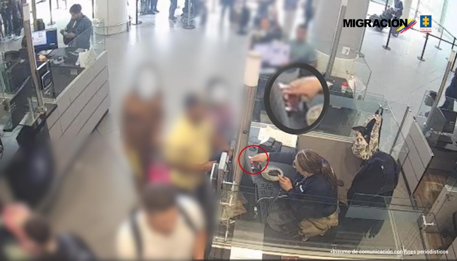 La funcionaria Leidy Marcela Quinche Cante, momento en que recibía dinero.