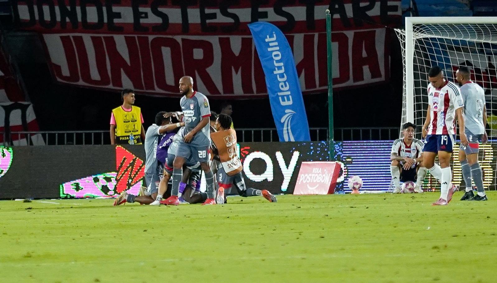 Harold Santiago Mosquera celebrando el segundo gol de Santa Fe.