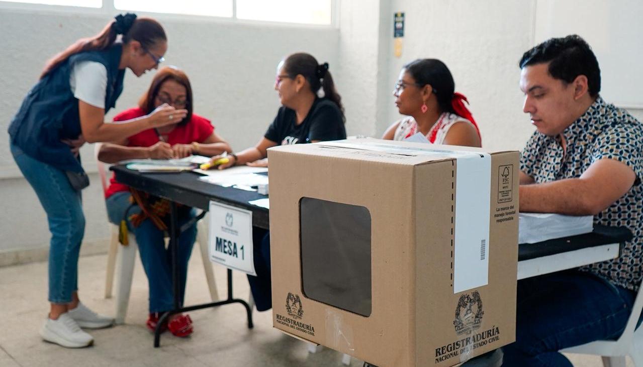 Jurados de votación en el puesto ubicado en la Institución Universitaria de Barranquilla.