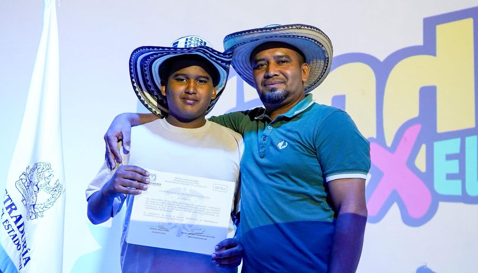 Jhon Andri Ortiz y su papá, Jhon, en la entrega de credenciales para los Consejos de Juventud.