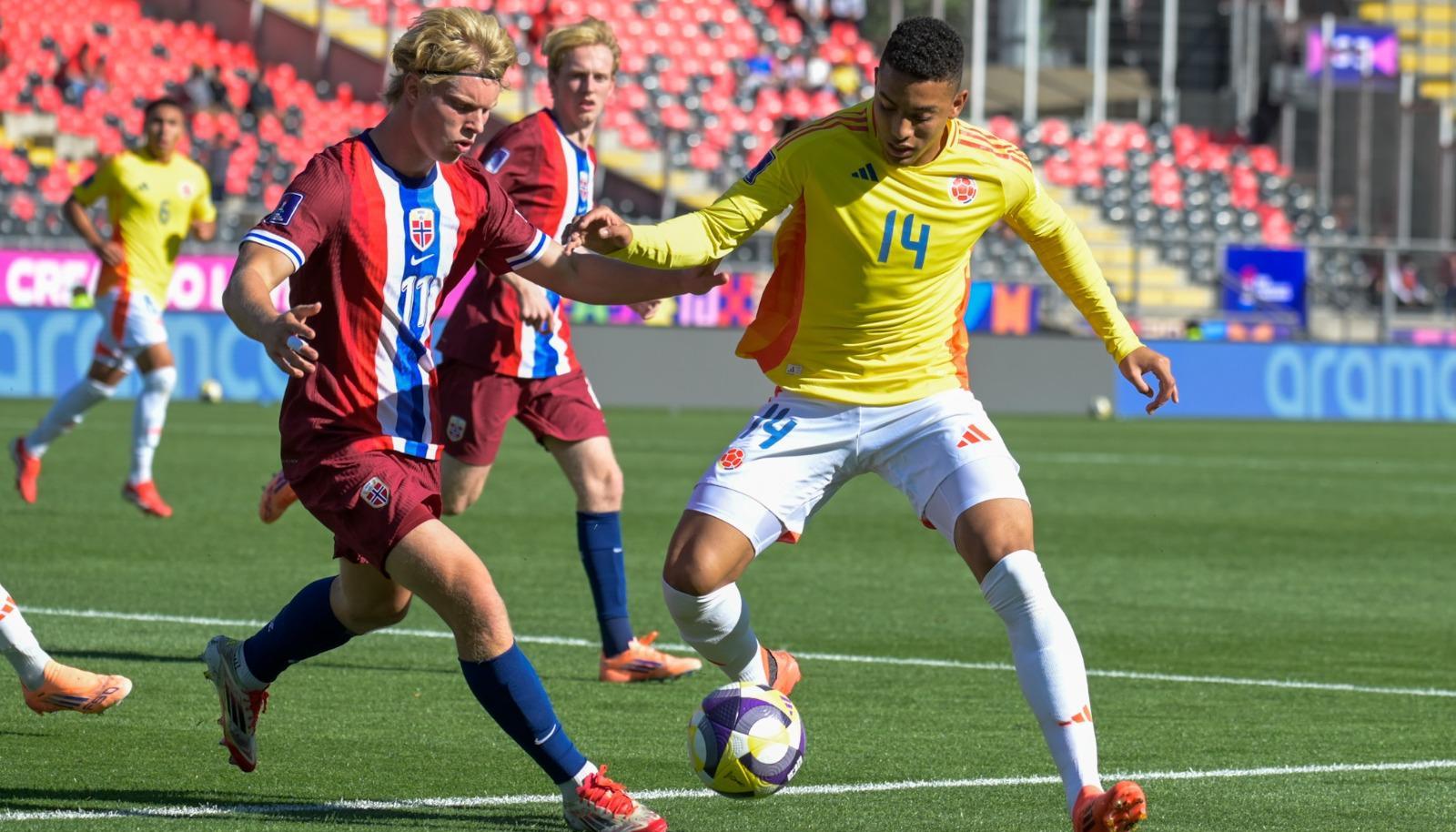 Jordan Barrera en una jugada en el partido ante Noruega