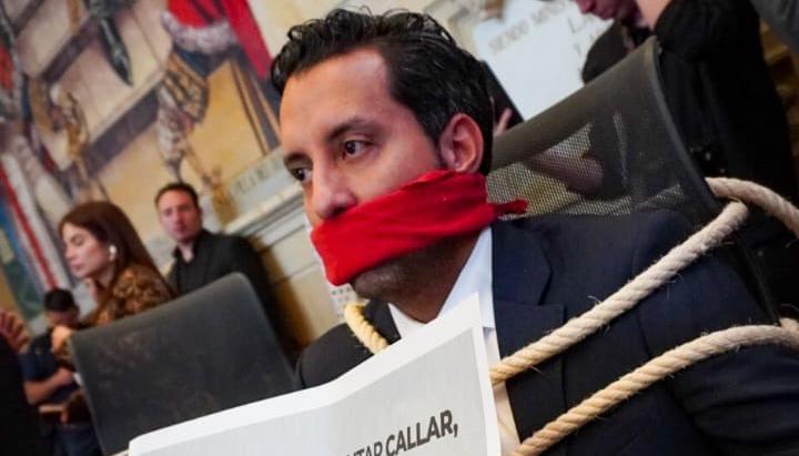 El presidente de la Cámara de Representantes, Julián López, amarrado a su curul.