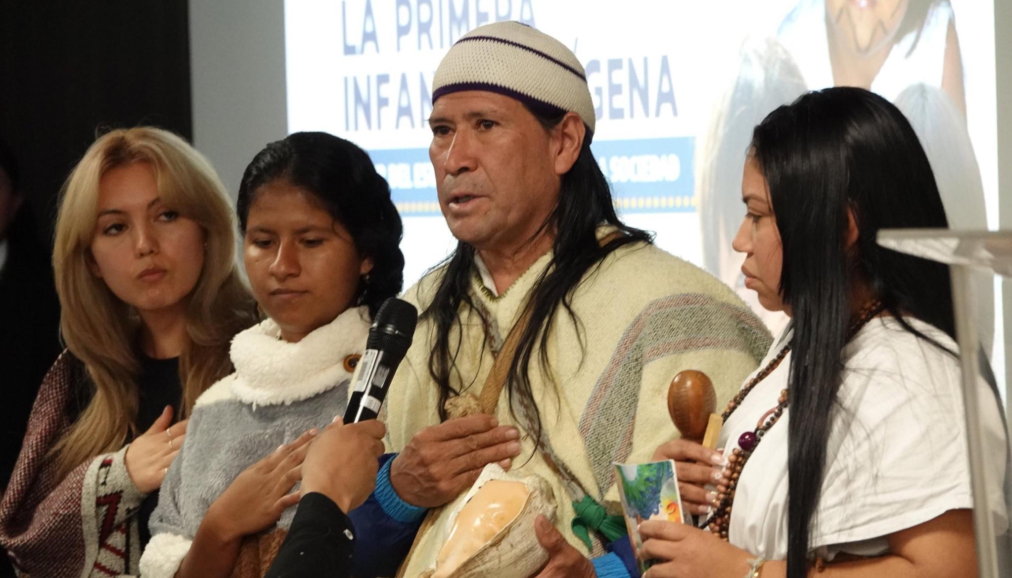 Líderes indígenas recibiendo el informe de la Contraloría